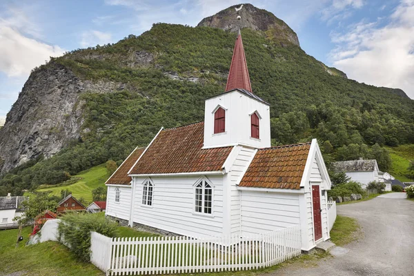 Traditionella norska vit träkyrka. Undredal. Resor Norge — Stockfoto