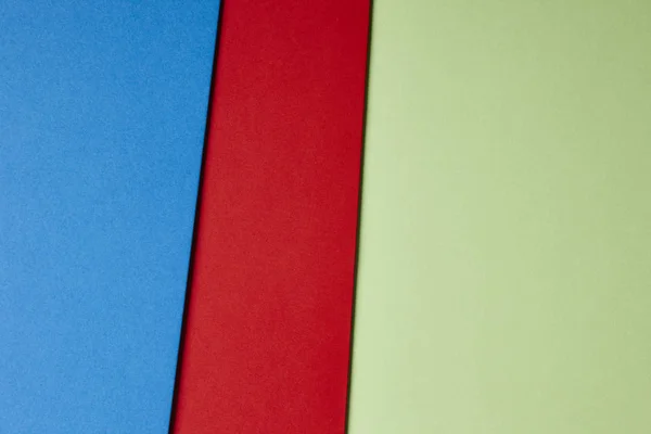 彩色的硬纸板背景在蓝色红色绿色色调。复制空间 — 图库照片