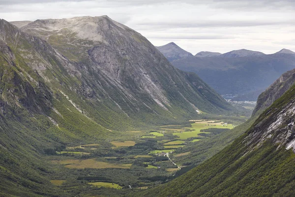 Noorse landschap met bergen en bossen. Reinheimen natie — Stockfoto