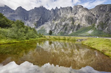 Norveç manzara. Duvar massif dağ Trollveggen cüce. Romsda