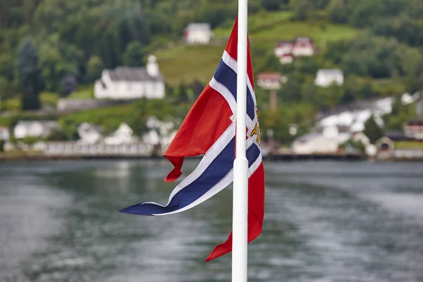 Norwegian flag. Norway fjord landscape with green hill and house — Stock Photo, Image