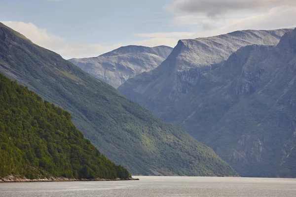Norwegische Fjordlandschaft. Kreuzfahrt. besuchen Sie Norwegen. Außenbereich — Stockfoto