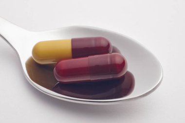 Hapları üzerinde beyaz bir arka plan. İlaç tedavisi. Sağlık