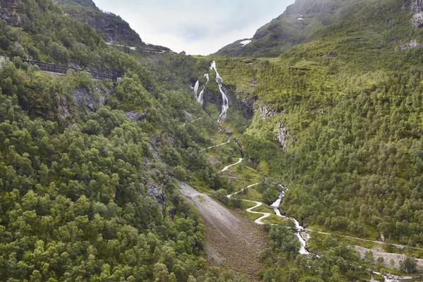 Flam tåg stigningen i Norge. Norska bergslandskapet. Touri — Stockfoto