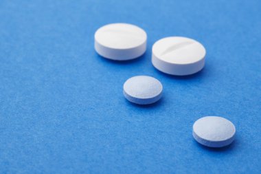 Hapları üzerinde mavi bir arka plan. İlaç tedavisi. Sağlık 