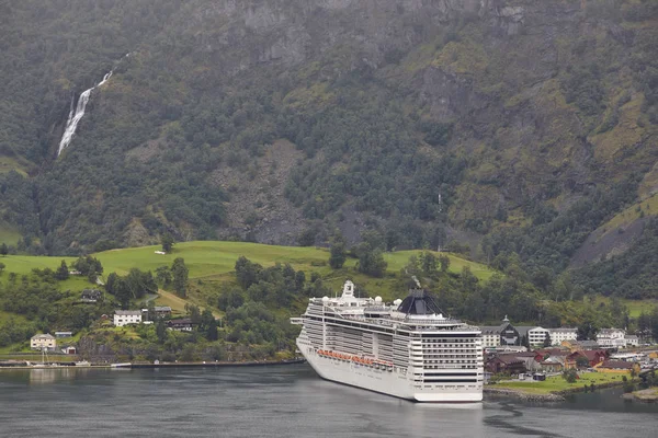 Noorse fjord landschap. Cruise vakantie. Flam dorp. Bezoek No — Stockfoto