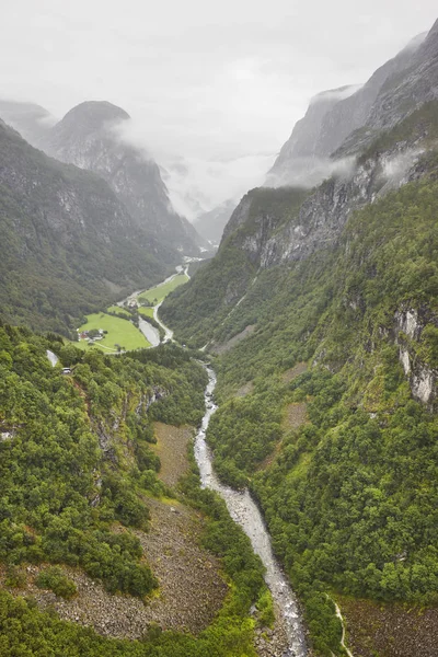 Norwegische Landschaft mit Berg und Fluss. Aussichtspunkt Stalheim. — Stockfoto