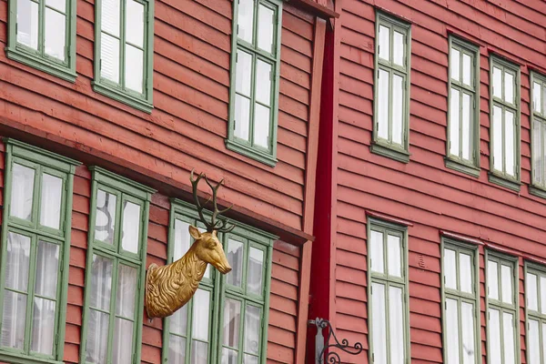 Berge geleneksel ahşap Norveç binalarının cepheler — Stok fotoğraf