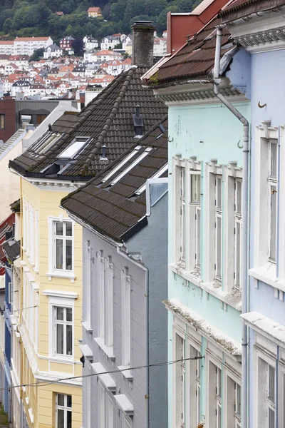 Traditionelle norwegische farbige klassische Hausfassaden in bergen. — Stockfoto