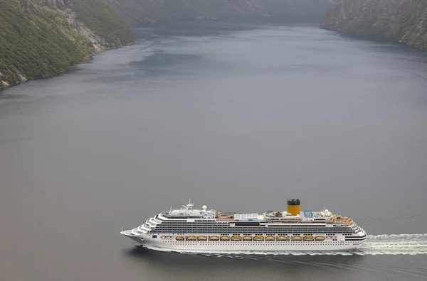 挪威的峡湾景观。邮轮旅游。旅游挪威。旅游 — 图库照片