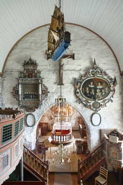 Geleneksel antika Norveç iç taş kilise. Parlaklık. Tra