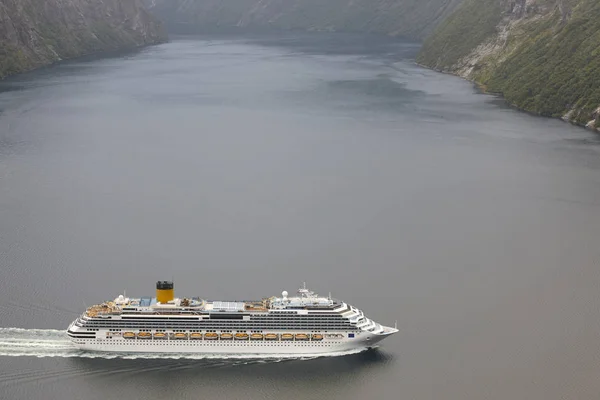 Norwegian fjord landscape. Storfjorden. Hellesylt, Geiranger tra — Zdjęcie stockowe