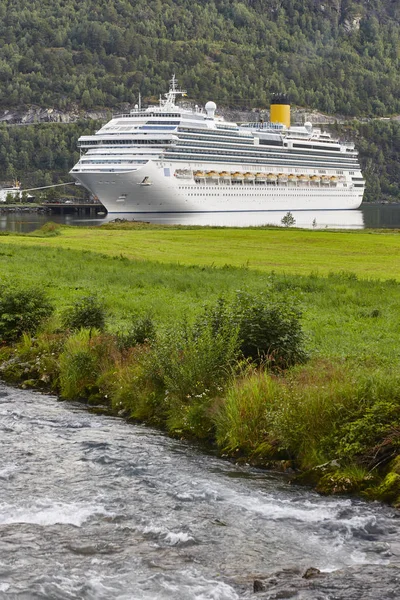 Paesaggio fiordo norvegese. Viaggia. Turismo in Norvegia — Foto Stock