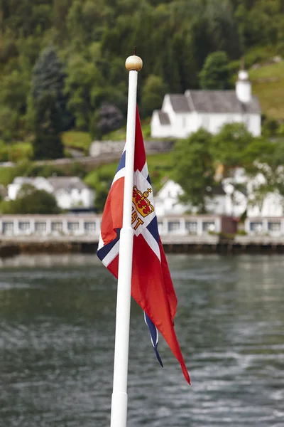 Norska flaggan. Norge fjord landskap med gröna kulle och hus — Stockfoto
