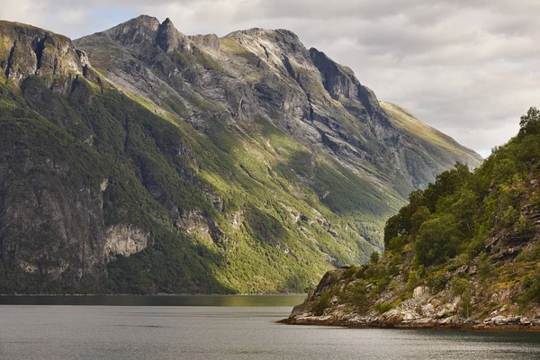 Norwegian fjord landscape. Hellesylt-Geiranger cruise route. Vis — Stockfoto