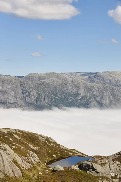 ノルウェーのフィヨルドの風景。Lysefjorden エリア。Preikestolen ルート. — ストック写真