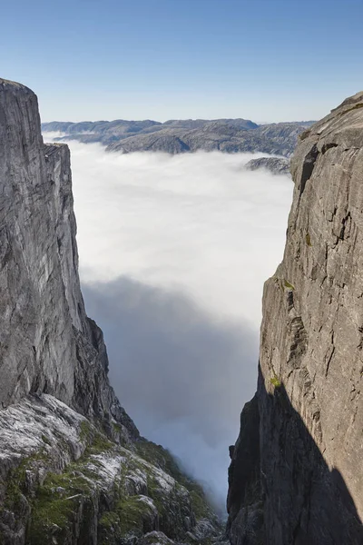 Noorse fjord bewolkt landschap. Lysefjorden gebied. Noorwegen adven — Stockfoto