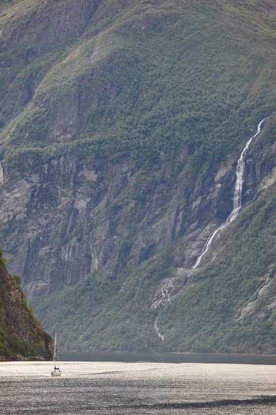 Noorse fjord landschap. Jacht reis. Bezoek Noorwegen. — Stockfoto