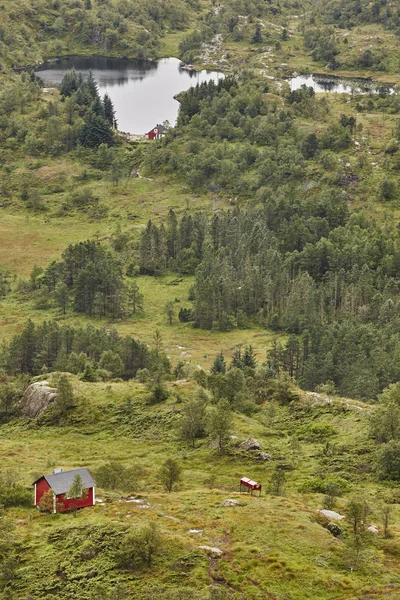 Paisaje noruego con cabañas. Montaña Ulriken. Bergen surrou — Foto de Stock