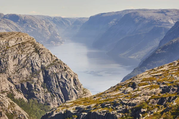 ノルウェーのフィヨルドの風景。Preikestolen エリア。ノルウェー ランドマーク ラ — ストック写真