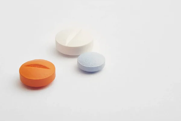 Pillole su sfondo bianco. Trattamento farmacologico. Assistenza sanitaria — Foto Stock