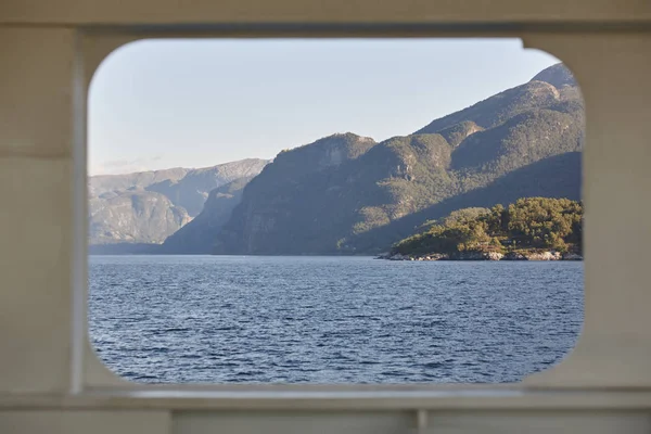 Krajobraz fiord w Norwegii. Rejs travel tła. Norweski tour — Zdjęcie stockowe