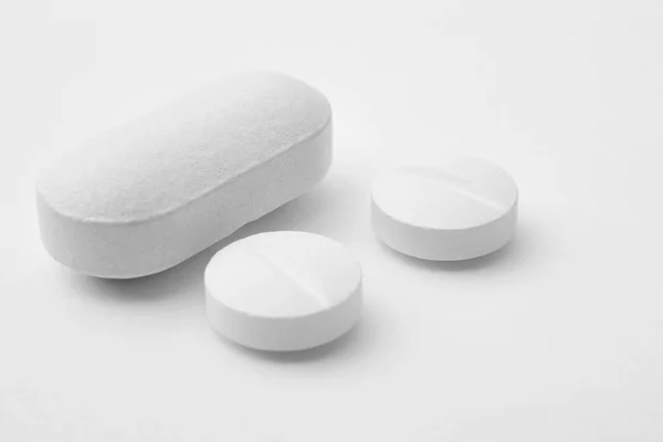 白い背景の上の錠剤。薬物治療。健康管理 — ストック写真