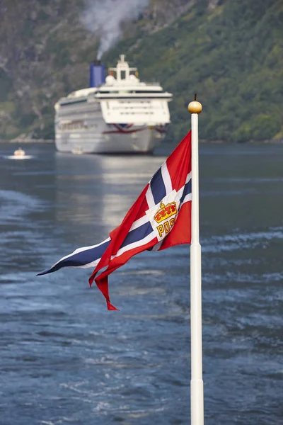 挪威国旗。挪威峡湾景观与巡航。旅行黑色 — 图库照片