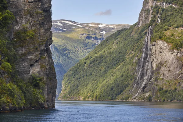 Paisaje de fiordos noruego. Hellesylt, ruta Geiranger. Turismo — Foto de Stock