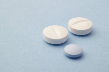 Hapları üzerinde mavi bir arka plan. İlaç tedavisi. Sağlık 