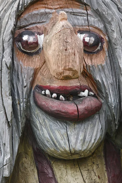 Norweski rzeźbione drewniane twarz wszystko troll. Drzewca — Zdjęcie stockowe
