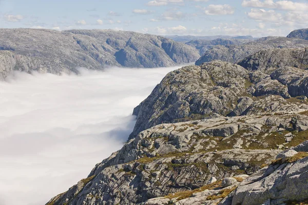 挪威的峡湾景观。Lysefjorden 地区。Preikestolen 路线. — 图库照片