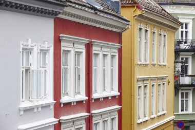 Geleneksel Norveç renkli klasik cephe Bergen evler. 