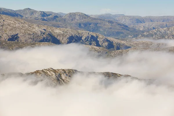 Krajobraz pochmurno norweskiego fiordu. Lysefjord obszar. Adven Norwegia — Zdjęcie stockowe