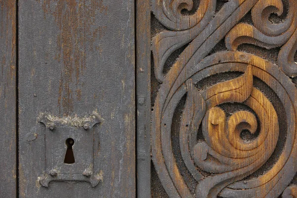 Noruego antigua puerta tallada en madera con cerradura. Iglesia de Heddal . — Foto de Stock