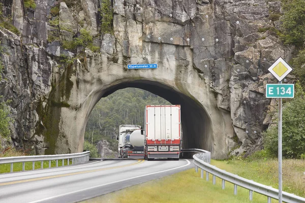 Tunnel stradale norvegese di montagna rocciosa con autocarri pesanti — Foto Stock