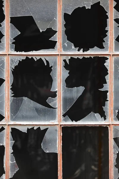 损伤与破碎的玻璃和黑暗的背景窗口 — 图库照片