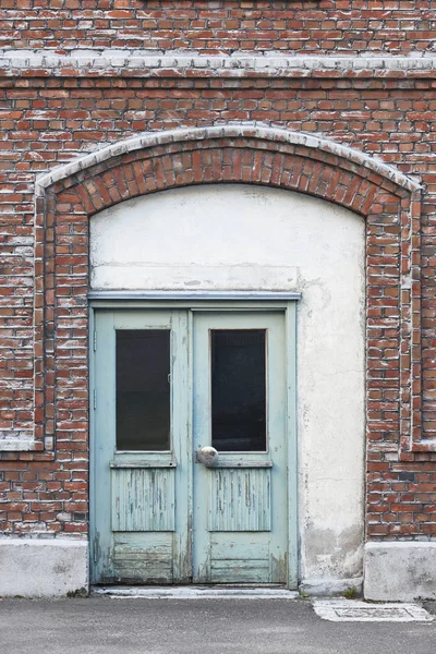 Antique brick facade with green doors. Old style warehouse entra — Stock Photo, Image