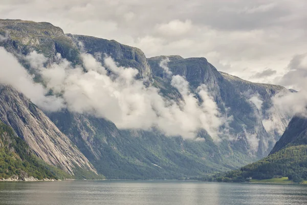 Norwegische Fjordlandschaft mit Bergen und Wolken. sorfjord. — Stockfoto