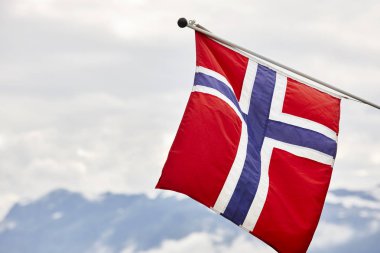 Bir dağ bulutlu kış manzara üzerinde Norveç bayrağı