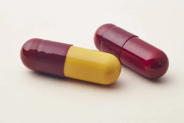 Pillole su sfondo beige. Trattamento farmacologico. Assistenza sanitaria — Foto Stock
