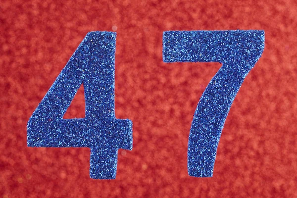 Αριθμός σαράντα επτά μπλε χρώμα πάνω σε κόκκινο φόντο. Επέτειος — Φωτογραφία Αρχείου