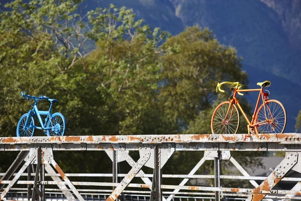 Нарисованные велосипеды над ржавым мостом. Деревня Одда. Туризм в Норвегии — стоковое фото