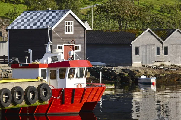 Norwefian fjord dorp met haven. Hardanger weg route. Jonda — Stockfoto