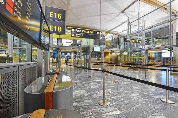 Letiště pasové kontroly s linkami a kabiny. Mezinárodní — Stock fotografie