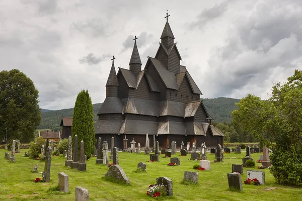 Iglesia noruega de pentagramas. Heddal. Edificio histórico. Noruega touris — Foto de Stock