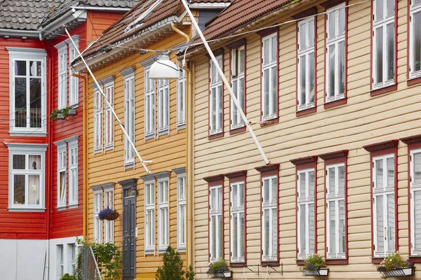 Geleneksel Norveç renkli klasik cephe Bergen evler. — Stok fotoğraf
