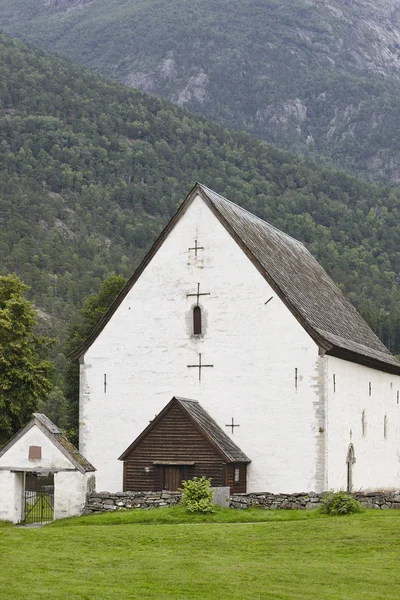 Antieke traditionele Noorse kerk. Kinsarvik dorp. Bezoek N — Stockfoto