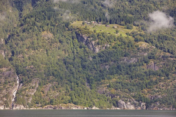 Norska fjorden landskap med vattenfall och hus. Sorfjorden. — Stockfoto