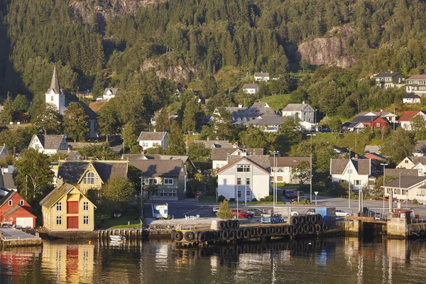 Pueblo tradicional noruego de fiordos con puerto. Jondal. Hardang. — Foto de Stock